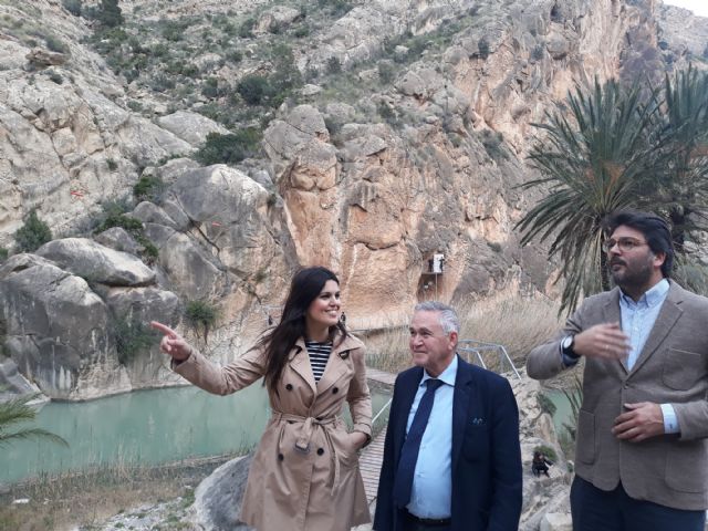 La consejera inaugura la tirolina de Ojós, un nuevo reclamo turístico para el municipio