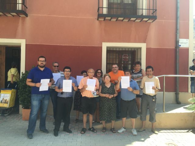 Vecinos y portavoces de Ciudadanos y PSOE en la puerta del consistorio.