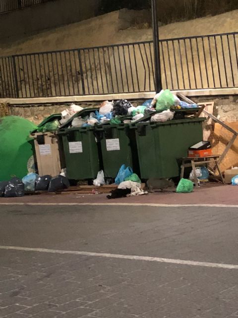 Ciudadanos Ojós denuncia la mala imagen y las molestias que está provocando el cambio unilateral del servicio de recogida de basuras